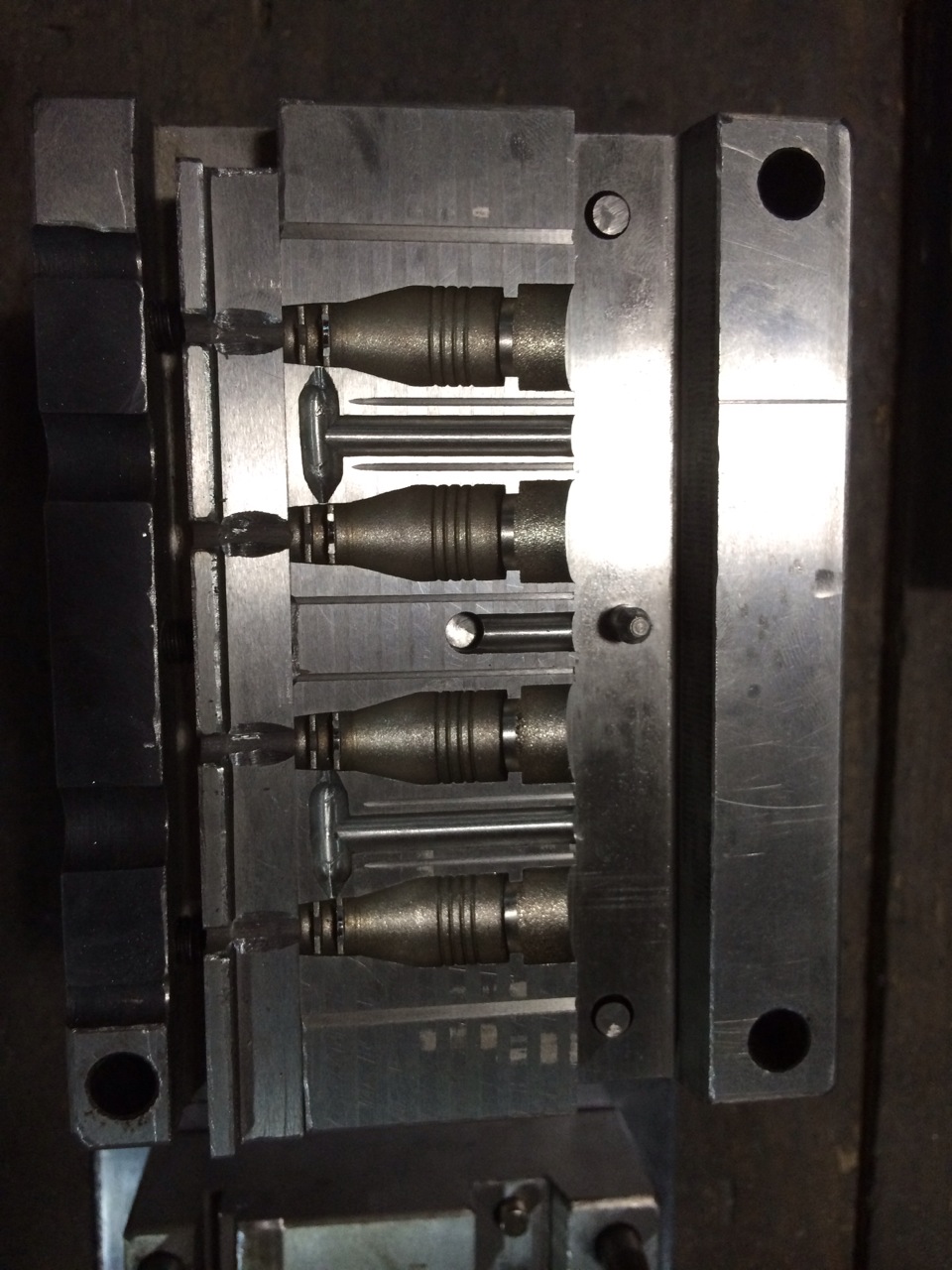 F头插头模具与AC125内架模具的采购指南——如何为高精度插头模具选择合作伙伴